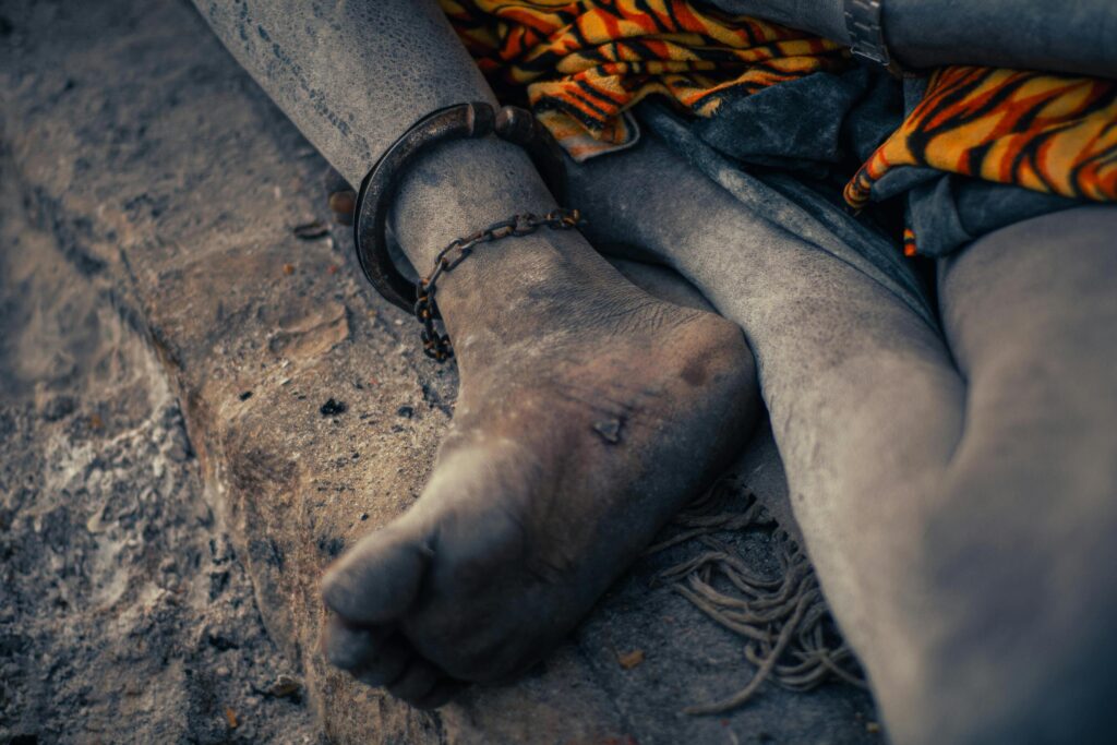 homme enchainé aux pieds
